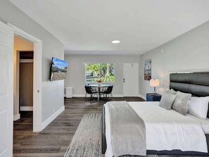 Iron/ironing board, travel cot, free WiFi, bed sheets - Pelican Cove: Studio with Private Patio in Pompano (Pompano Beach)