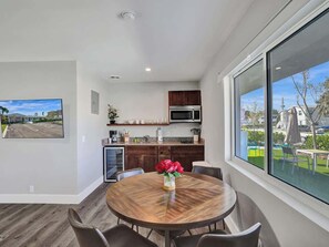 Microwave, stovetop, coffee/tea maker, toaster - Pelican Cove: Studio with Private Patio in Pompano (Pompano Beach)