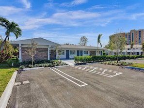 Exterior - Pelican Cove: Studio with Private Patio in Pompano (Pompano Beach)