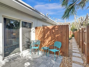 Terrace/patio - Pelican Cove: Studio with Private Patio in Pompano (Pompano Beach)