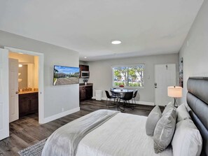 Fer et planche à repasser, lit parapluie, Wi-Fi gratuit, draps fournis