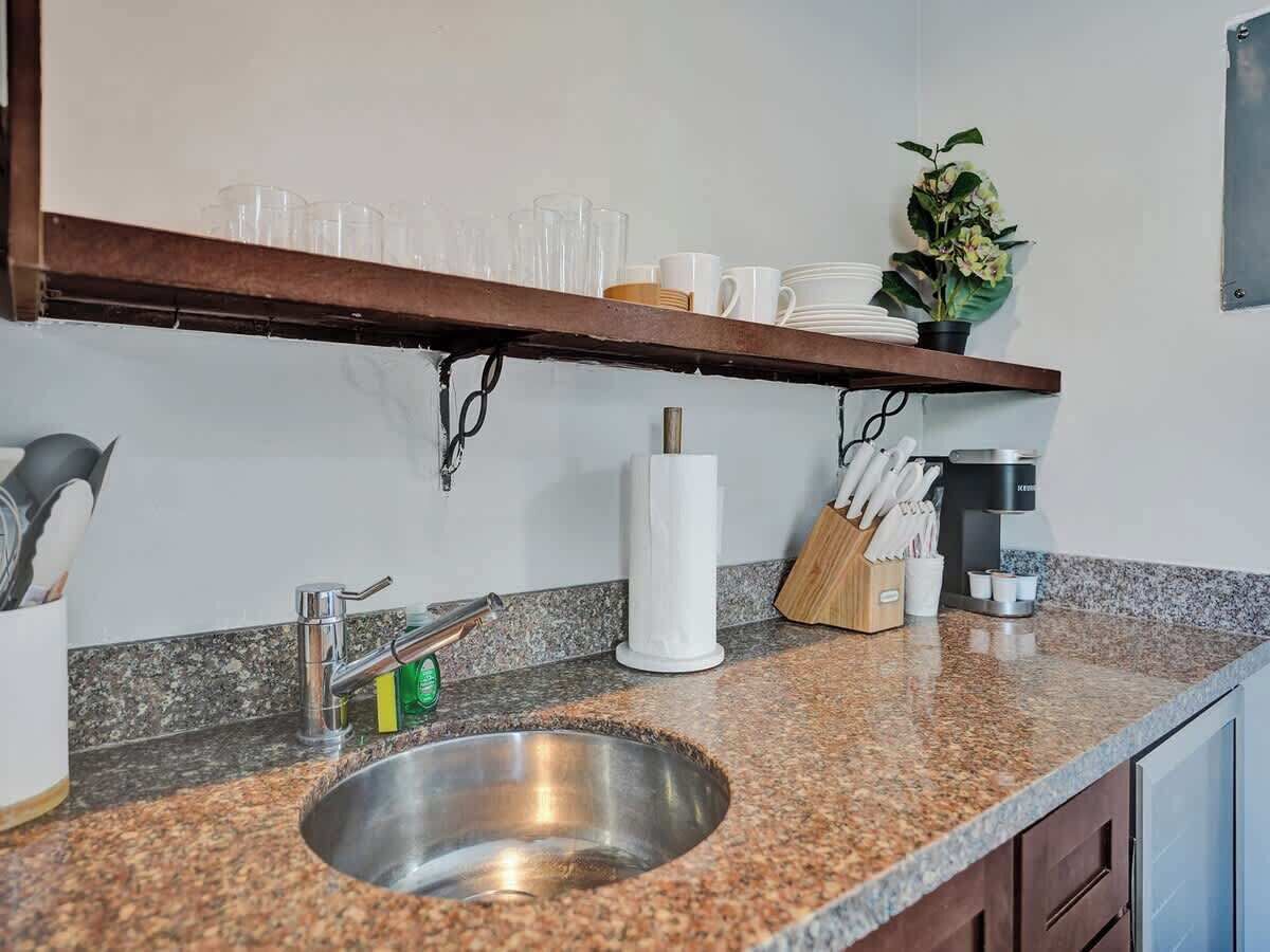 Refrigerador, microondas, parrilla de estufa y cafetera y tetera 