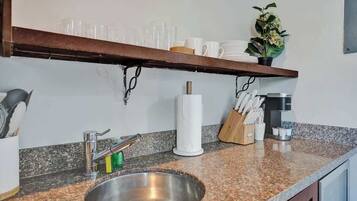 Geladeira, micro-ondas, cooktop, cafeteira/chaleira