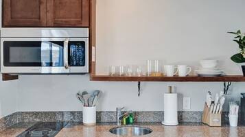 Microondas, parrilla de estufa, cafetera y tetera y tostadora