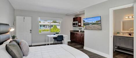 Een strijkplank/strijkijzer, reisbedje, gratis wifi, beddengoed