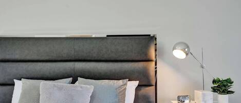 Tabla de planchar con plancha, cuna de viaje, wifi gratis y ropa de cama