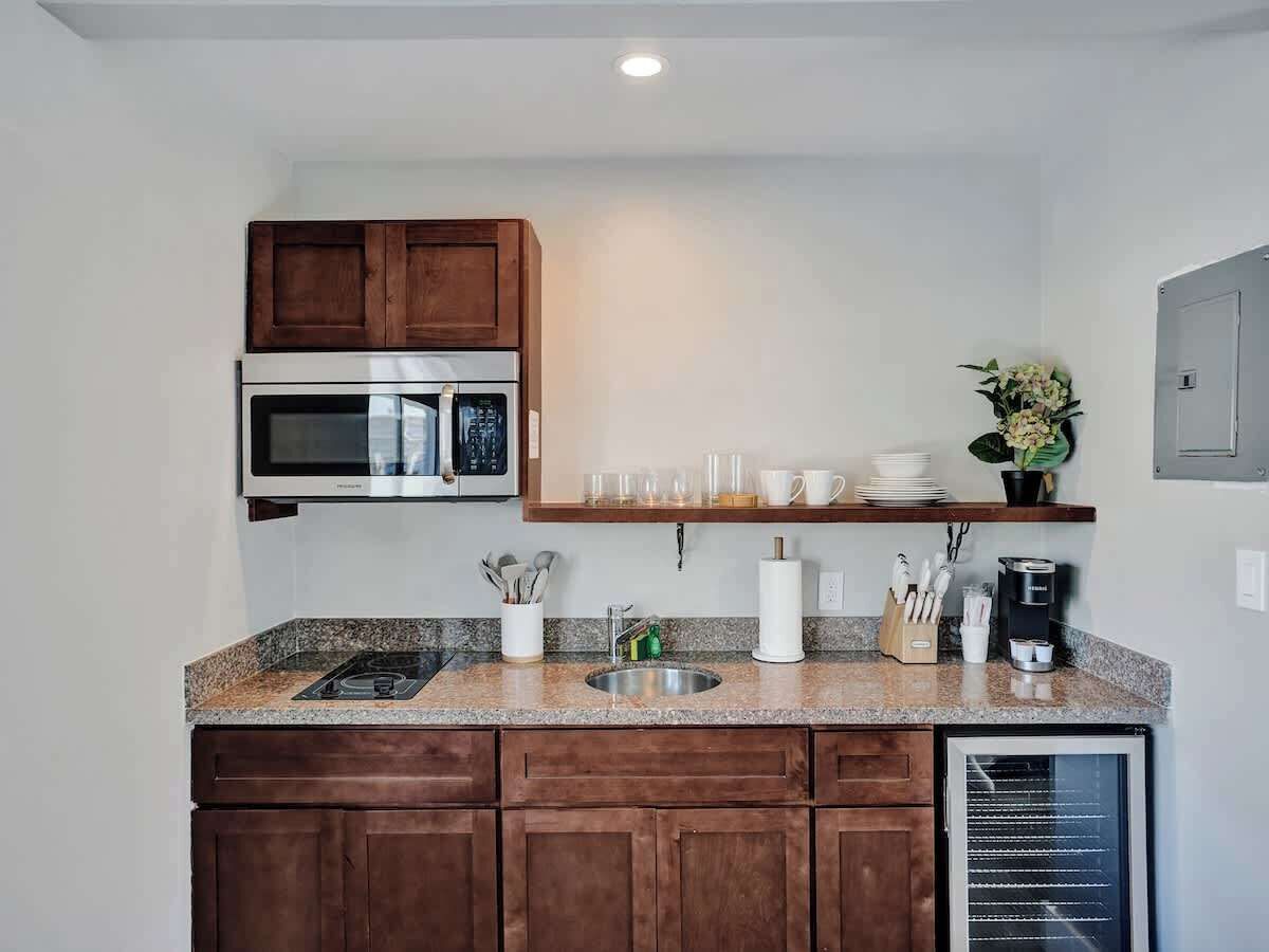 Réfrigérateur, micro-ondes, plaque de cuisson, cafetière/bouilloire