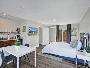 Fer et planche à repasser, lit parapluie, Wi-Fi gratuit, draps fournis