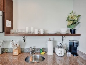 Mikrowelle, Ofen, Herdplatte, Wasserkocher mit Kaffee-/Teezubehör