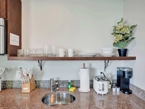 Micro-ondes, four, plaque de cuisson, cafetière/bouilloire