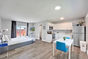 1 habitación, tabla de planchar con plancha y cuna de viaje
