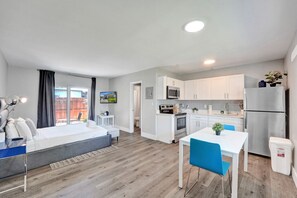 1 dormitori, planxa i posts de planxar i un bressol de viatge 