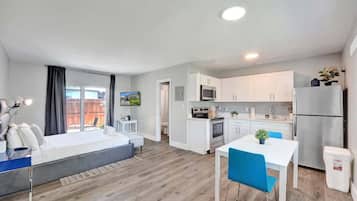 Bügeleisen/Bügelbrett, Reisekinderbett, kostenloses WLAN, Bettwäsche