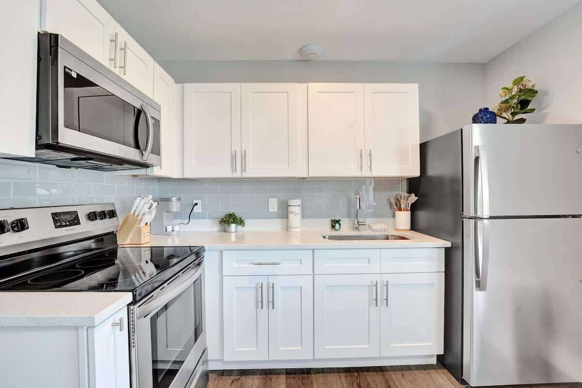 Kühlschrank, Mikrowelle, Ofen, Herdplatte