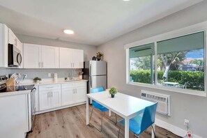 Fridge, microwave, oven, stovetop - Pelican Cove: Studio with Full Kitchen and Patio (Pompano Beach)