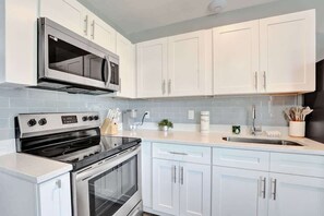 Fridge, microwave, oven, stovetop - Pelican Cove: Studio with Full Kitchen and Patio (Pompano Beach)