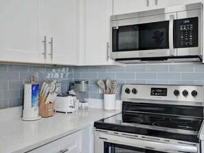 Fridge, microwave, oven, stovetop - Pelican Cove: Studio with Full Kitchen and Patio (Pompano Beach)