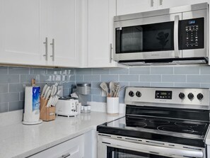 Een koelkast, een microgolfoven, een oven, een kookplaat