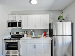 Kühlschrank, Mikrowelle, Ofen, Herdplatte