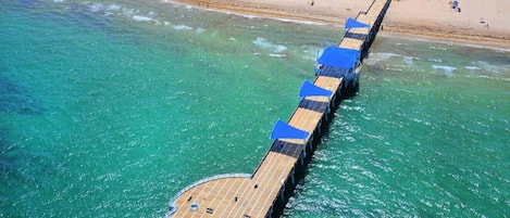 Una spiaggia nelle vicinanze