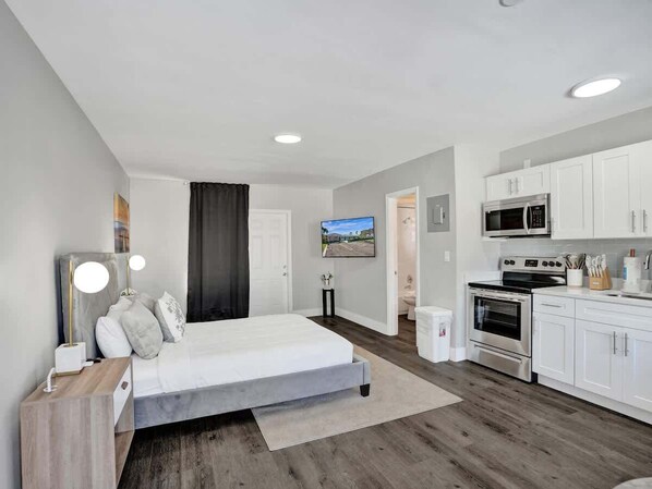 1 chambre, fer et planche à repasser, lit de bébé portatif