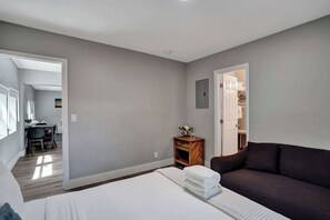 2 chambres, fer et planche à repasser, lit de bébé portatif, Wi-Fi