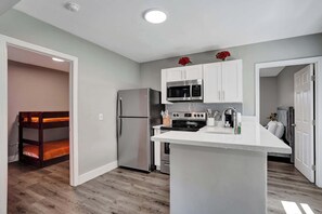 Réfrigérateur, four à micro-ondes, un four, surface de cuisson