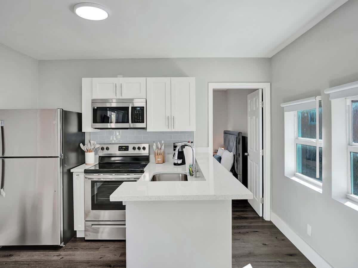 Réfrigérateur, micro-ondes, four, plaque de cuisson