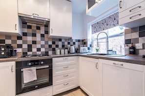 Coffee/tea maker, fridge, microwave, oven - Luxury Chester Townhouse with Parking (Chester)