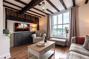 TV - Luxury Chester Townhouse with Parking (Chester)