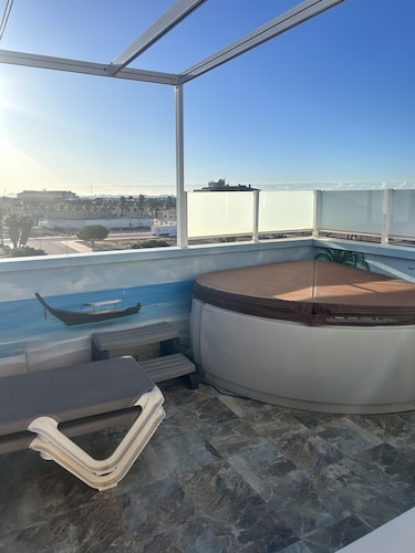 Beautiful penthouse 2 bedroom apartment in a sought after complex beach nearby