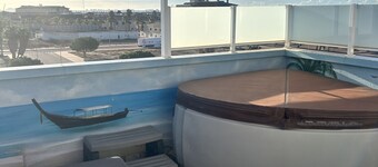 Beautiful penthouse 2 bedroom apartment in a sought after complex beach nearby