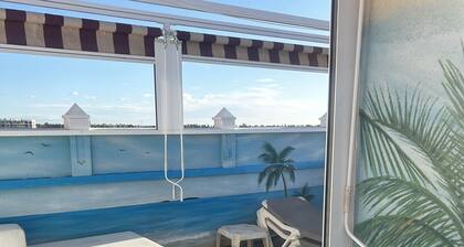 Beautiful penthouse 2 bedroom apartment in a sought after complex beach nearby