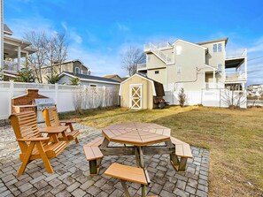 Outdoor dining - 3 bedroom accommodation in North Beach Haven (North Beach Haven)