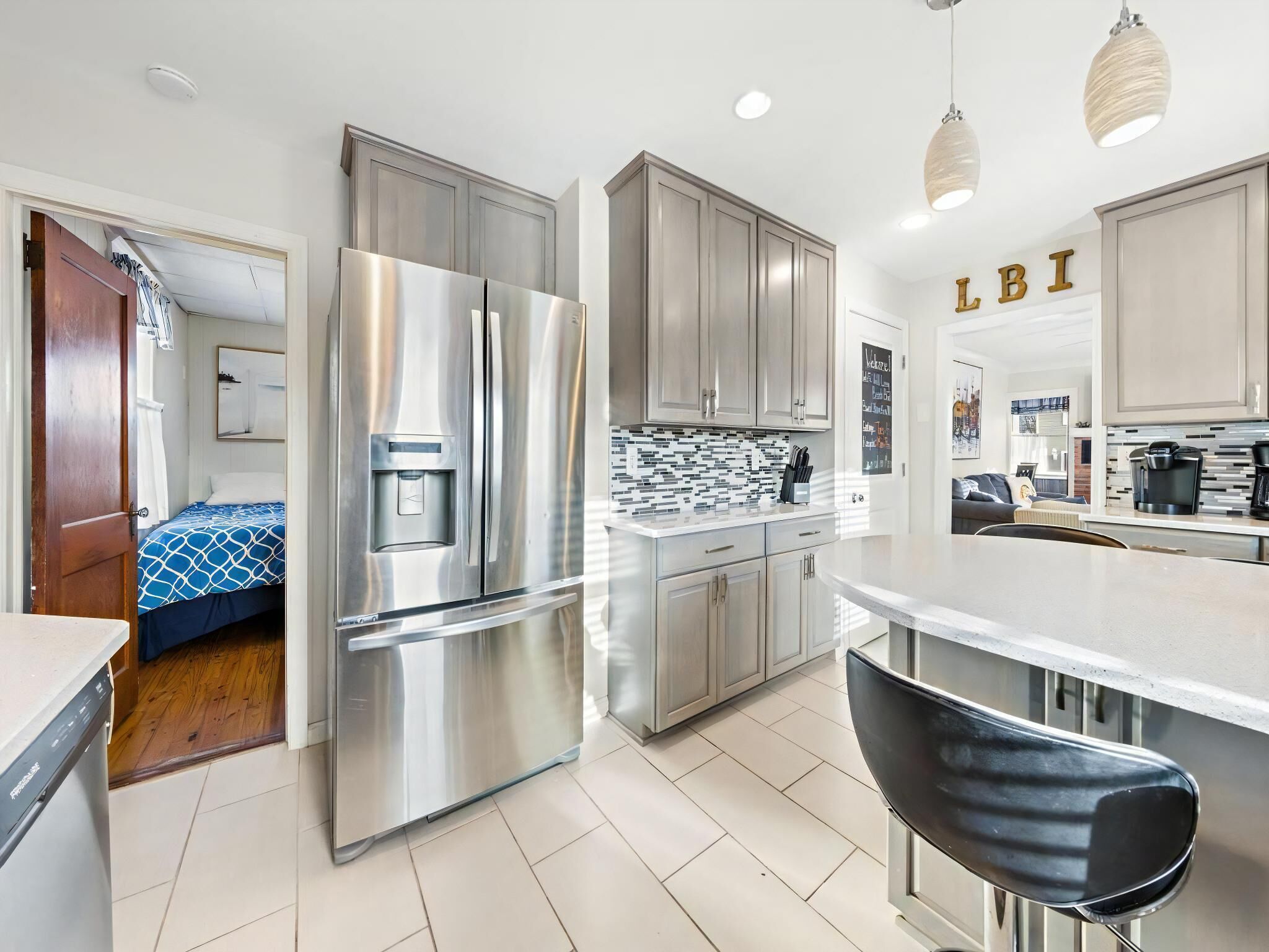 Jääkaappi, uuni, liesi, astianpesukone