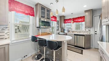 Fridge, oven, stovetop, dishwasher