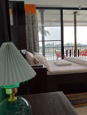 Down duvets, Select Comfort beds, desk, bed sheets - Rangadip Resort Rangamati (Rangamati Sadar)