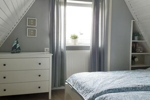 2 makuuhuonetta, silitysrauta/-lauta