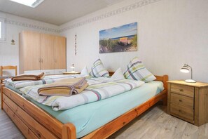 2 bedrooms, iron/ironing board, free WiFi, bed sheets