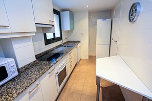 Een koelkast, een microgolfoven, een oven, een vaatwasser