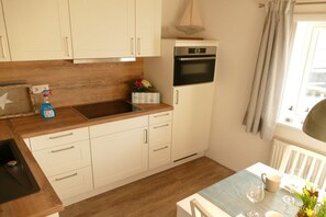 Fridge, microwave, oven, stovetop - Favorite place Modern retreat (Wrixum)