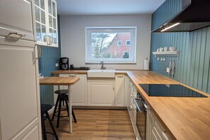 Frigorífico, microondas, horno y placa de cocina