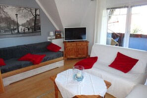 TV connectée, livres, chaîne hi-fi