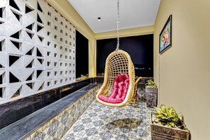 Living area - Izi Beach Stay (Tirukalukundram)