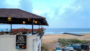 Ein Restaurant am Strand mit Außenbereich und Meerblick.