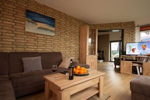 Een smart-tv, een dvd-speler en een stereo