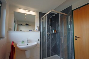 Shower, hair dryer - Ferienhaus Svala (Schönhagen)