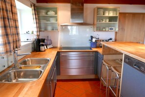 Kylskåp, mikrovågsugn, ugn och spishäll