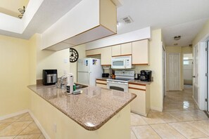 Fridge, microwave, oven, stovetop - Spacious & Bright ~ Close to Disney ~ Pool ~ Gym! (Kissimmee)