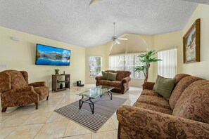 TV - Spacious & Bright ~ Close to Disney ~ Pool ~ Gym! (Kissimmee)
